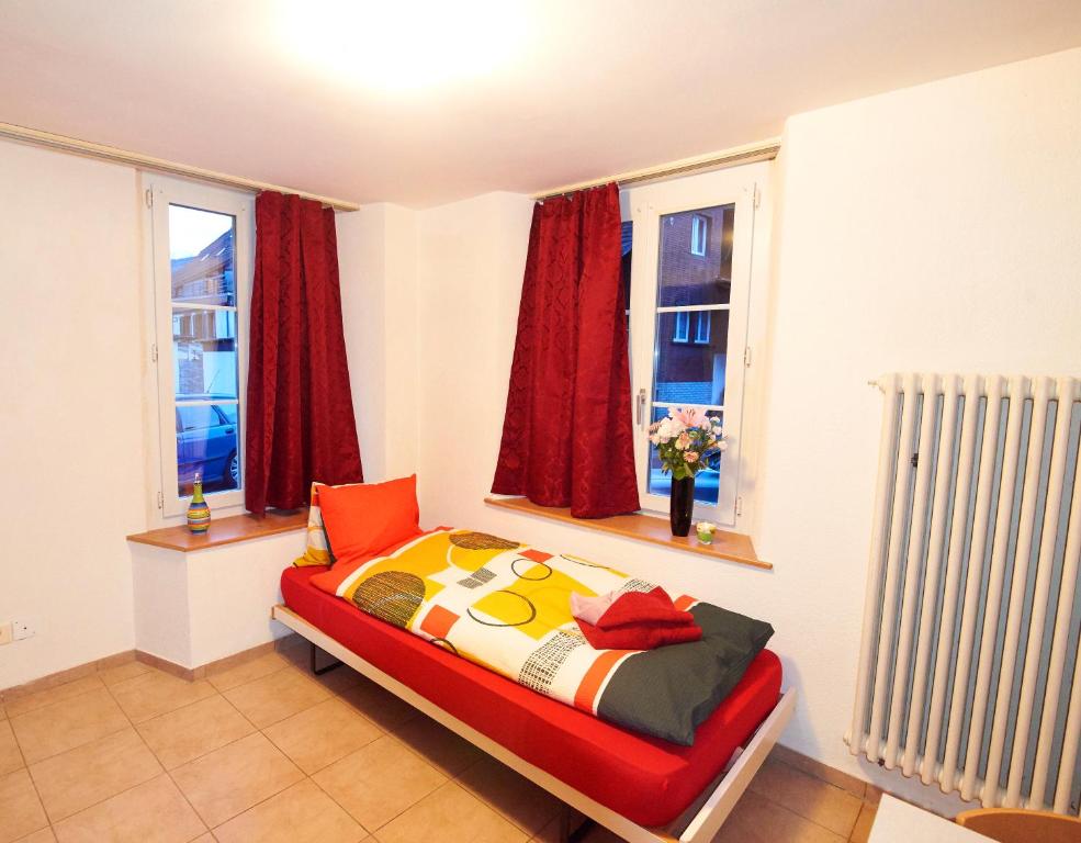 Sunny Day Holiday Apartment room 4